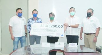 Entregan apoyos financieros UQROO campus Cozumel