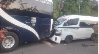 COMBI SE ESTAMPA CONTRA AUTOBÚS EN PUERTO MORELOS