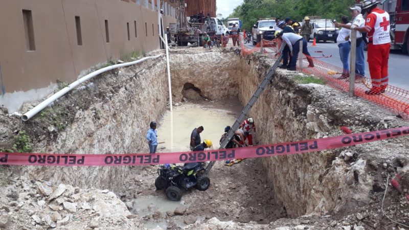 Mujer cae a zanja de tres metros de profundidad