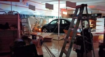 Borracho conductor choca y se mete a farmacia en Chetumal