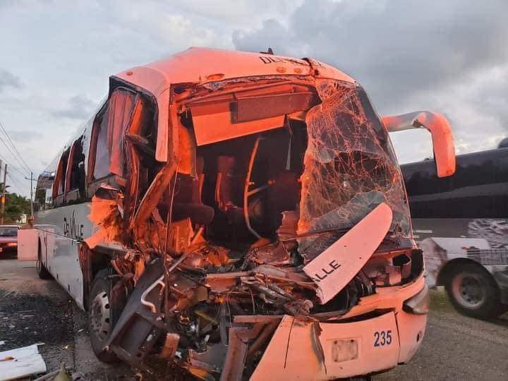 Aparatoso choque sobre la carretera Cancún – Puerto Morelos