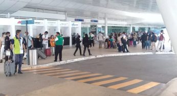 Denuncian acoso de ‘enganchadores’ de transporte en el aeropuerto de Cancún