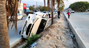 Terminó con las llantas para arriba en el Bulevar Colosio de Cancún