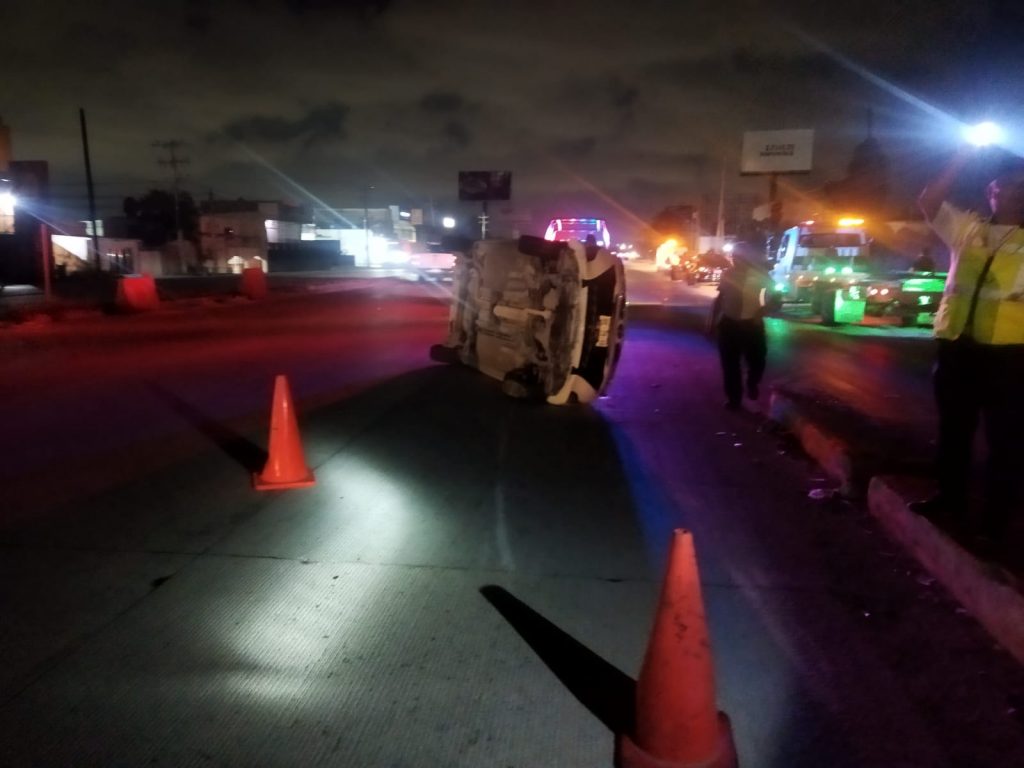 Choca y vuelca conductor en el Bulevar Colosio
