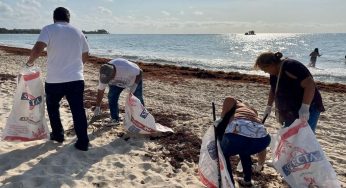 Limpian playas como parte del Día Mundial de la Tierra, en Playa del Carmen
