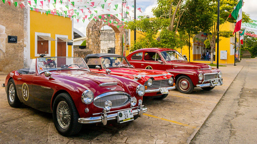 Automóviles clásicos en Felipe Carrillo Puerto por el “Unique Rally Clásico 2023”