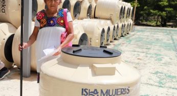 Atenea Gómez Ricalde realiza la entrega de apoyos de tinacos del programa “Agua para Ti” e “Isleña de Corazón”