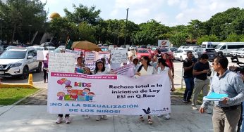 Protestan padres de familia contra libros de texto en Cancún
