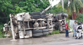 Vuelca grúa sobre auto y parte poste de la CFE, en el tramo carretero Playa del Carmen-Tulum
