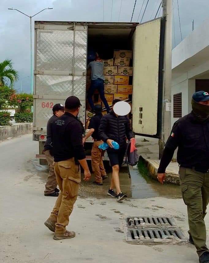 Rescatan a 14 indocumentados escondidos en tráiler de verduras en la carretera Escárcega-Chetumal