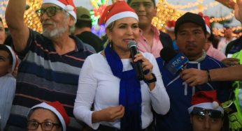 Inaugura Lili Campos villa navideña