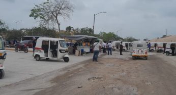 Mototaxistas bloquean accesos a las obras del Tren Maya en Playa del Carmen