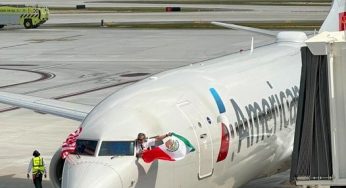Piloto de American Airlines se hace viral al sacar la bandera de México a su llegada al aeropuerto de Tulum