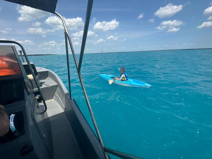 Rescatan a una persona de 56 años varada en la Laguna de Bacalar