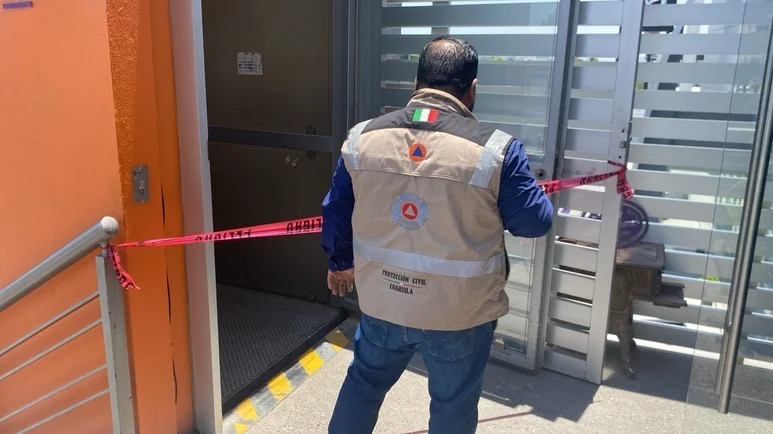 Muere aplastado por elevador de carga