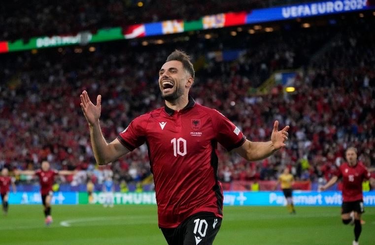 Nedim Bajrami anota el gol más rápido en la historia de la Eurocopa en el Italia vs Albania