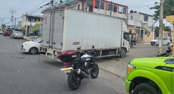 Acaba motociclista con el pie prensado al chocar con un camión en la avenida Leona Vicario de Cancún