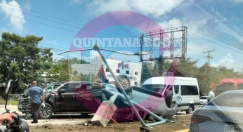Tres lesionados deja volcadura en el bulevar Colosio de Cancún