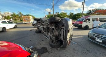 Conductor no respeta alto y termina volcado en avenida Chac Mool de Cancún