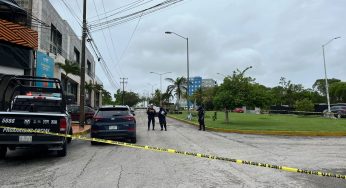Asesinan a tiros a un hombre en barbería de Plaza Península, Cancún