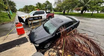 Automóvil cae en socavón en Chetumal; pasajeros salen ilesos