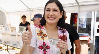 Estefanía Mercado ejerce su voto