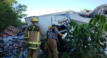 Aparatosa volcadura de tractocamión cerca del Aeropuerto de Tulum ocasiona saqueo de productos
