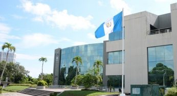 Alertan consulados a sus turistas y lanzan recomendaciones por Beryl