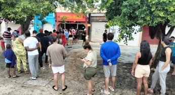 Ciudadanos esperan larga fila para poder comprar comida, tras impacto de “Beryl”
