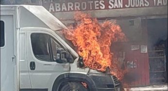 Se incendia camioneta de Bimbo en la colonia Magisterial de Chetumal