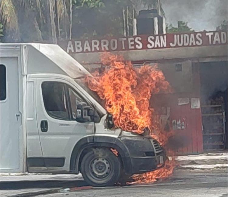 Se incendia camioneta de Bimbo en la colonia Magisterial de Chetumal