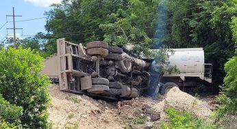 Rescatan a hombre prensado tras choque de camioneta contra pipa del Tren Maya en la Carretera Federal