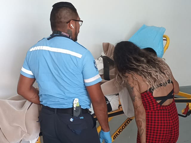 Hieren a hombre con arma blanca en Puerto Morelos
