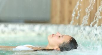 Turistas aumentan consumo de agua hasta 4 veces más en zonas vacacionales, revela estudio de la UNAM