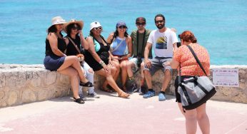 Miles de turistas disfrutan del verano en Isla Mujeres