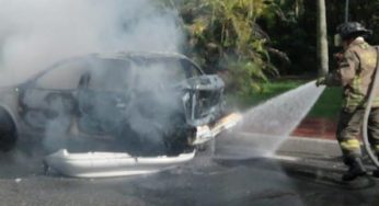 Vehículo queda destruido en incendio tras choque por alcance en Zona Hotelera de Cancún