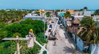 Reemplazan 45 postes de luz en mal estado en Isla Mujeres