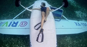 Llueven comentarios a mujer que realizó sesión de fotos con la avioneta que se desplomó en mar de Cozumel