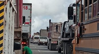 Vehículos tienen que hacer filas de hasta dos horas por las otras del tren Maya.