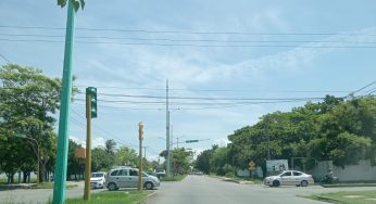Vuelven a colocar en Chetumal semáforos que fueron retirados tras el paso del huracán “Beryl”, apenas llevan 7 de 33