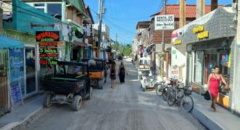 Ciudadanos afectan al dejar sus carritos de golf o bicicletas en doble fila en Holbox