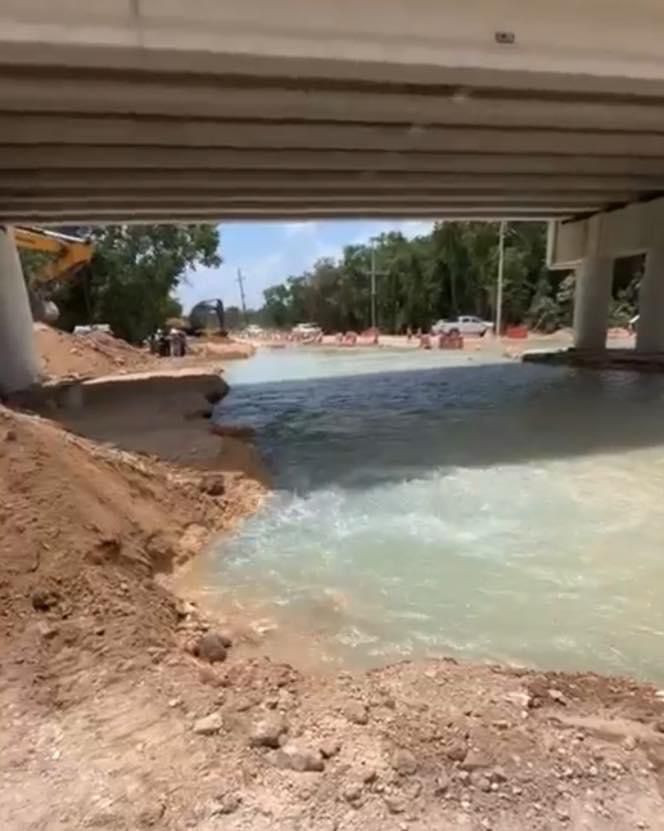 Rompe ICA tubería de agua y deja a parte de Playa del Carmen sin servicio