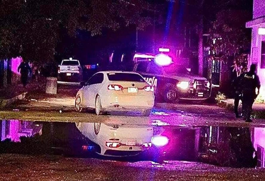 Ejecutan a dos hombres dentro de un auto en Tulum