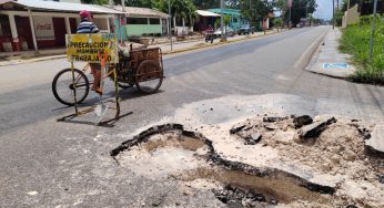 Se forma enorme socavón en la entrada de José María Morelos; culpan a camiones pesados