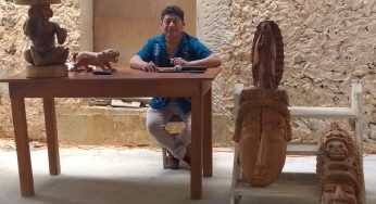Escultor maya presenta obras en evento “Arte de Tallado de Madera”