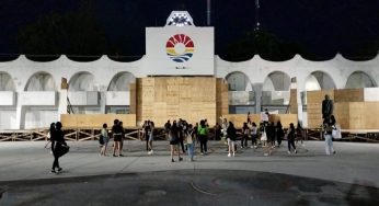 Vandalizan feministas glorieta “El Ceviche” y Palacio Municipal de Cancún