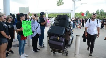 Protestan decenas de personas frente al Aeropuerto de Cancún contra Reforma Judicial