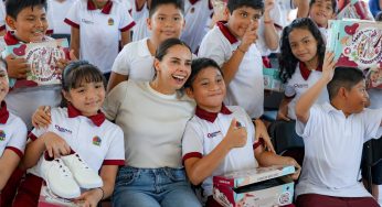Ana Paty Peralta continúa con la entrega de tenis escolares en Cancún