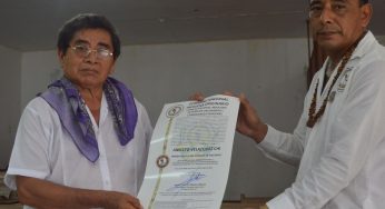 Sacerdote maya recibe el distintivo de “Primer Abuelo del Consejo de Ancianos”