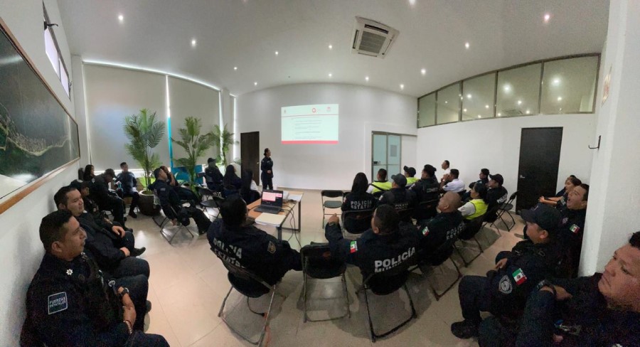 Capacitan a policías de Puerto Morelos sobre hostigamiento y acoso laboral